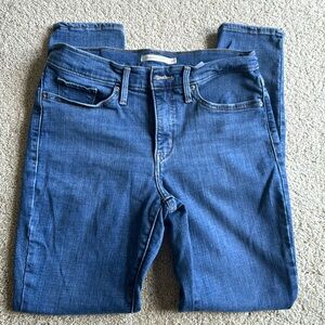 Women’s Levi skinny jeans